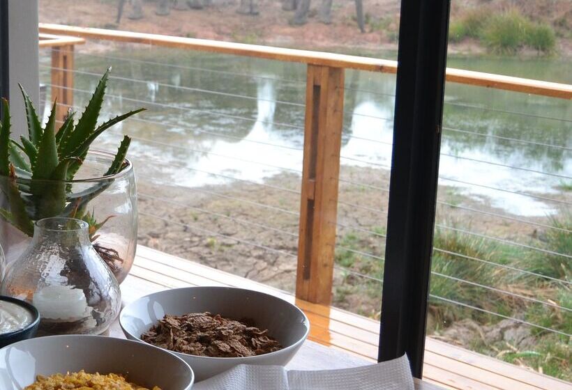 هتل Barefoot Addo Elephant Lodge