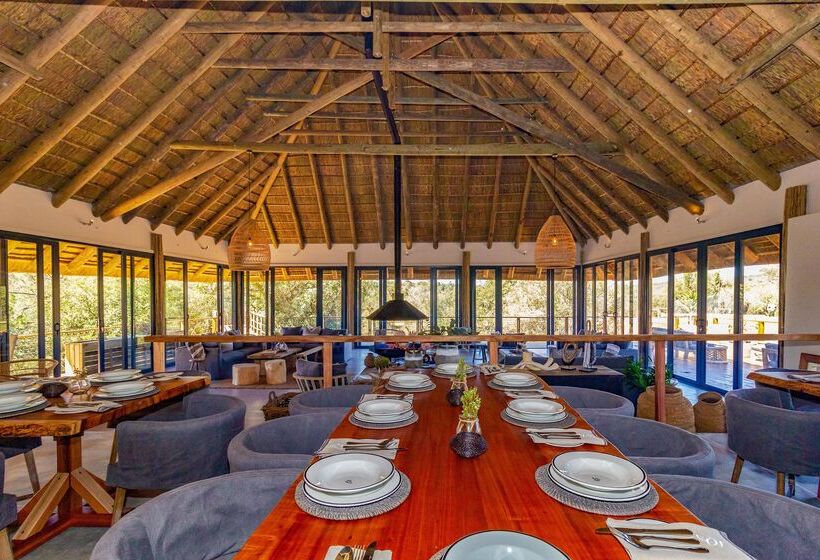 هتل Barefoot Addo Elephant Lodge