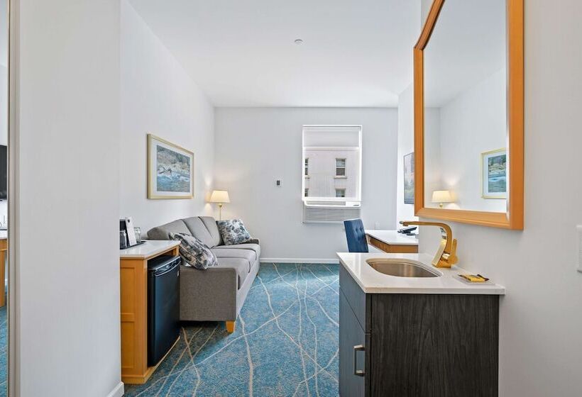 Crown Columbia Hotel; Bw Premier Collection