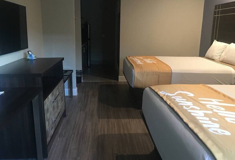 בית מלון כפרי Days Inn & Suites By Wyndham La Porte