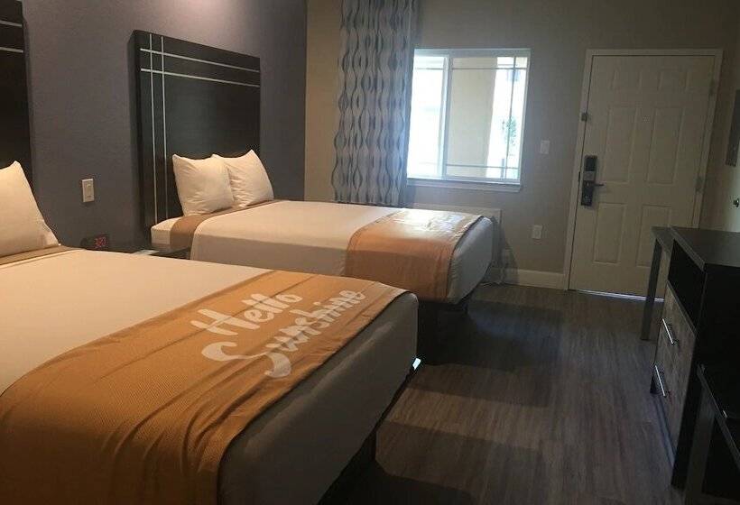 호텔 Days Inn & Suites By Wyndham La Porte