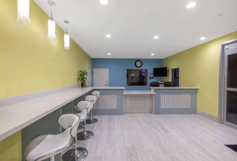 호텔 Days Inn & Suites By Wyndham La Porte