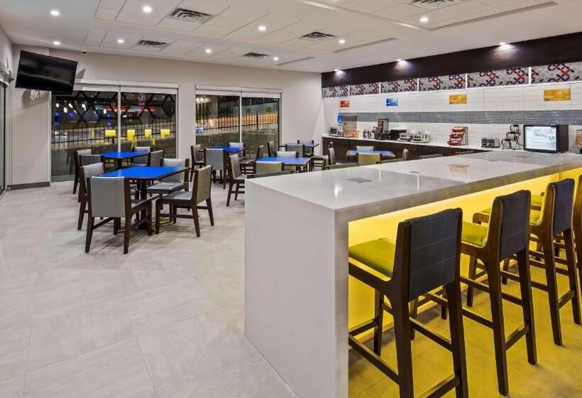 בית מלון כפרי Glō Best Western Tulsa Catoosa East Route 66