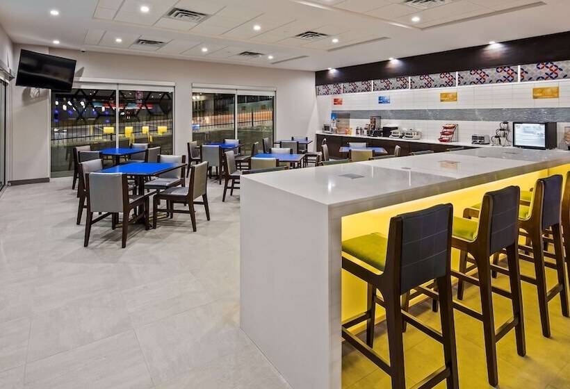 בית מלון כפרי Glō Best Western Tulsa Catoosa East Route 66