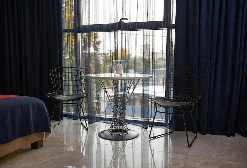 هتل Hollywood De Luxe