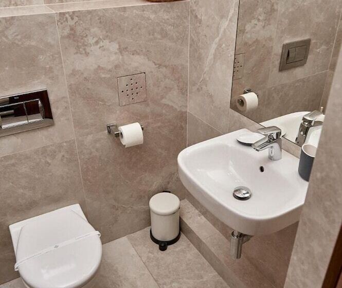 هتل Hollywood De Luxe