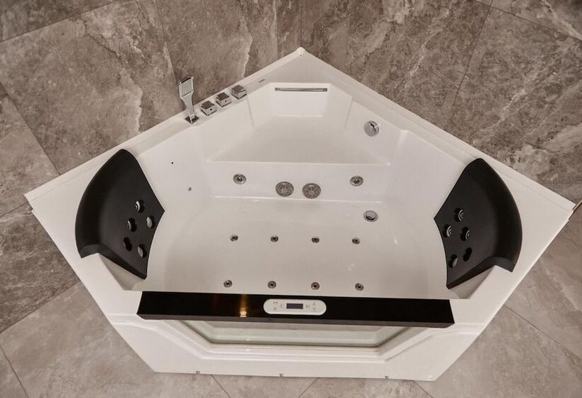 هتل Hollywood De Luxe