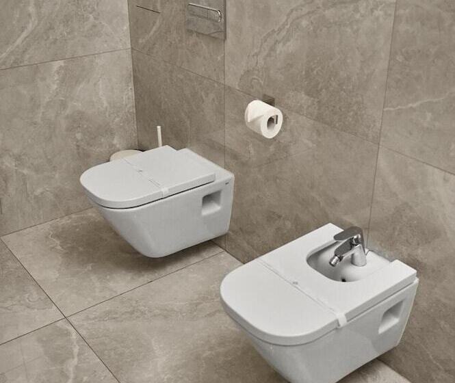 هتل Hollywood De Luxe