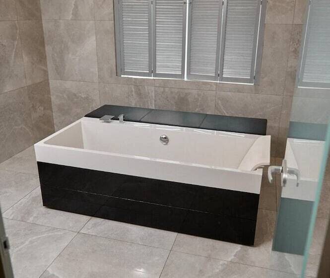 هتل Hollywood De Luxe