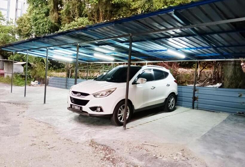 בית מלון כפרי Mn Ferringhi Inn