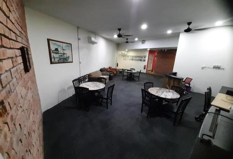 בית מלון כפרי Mn Ferringhi Inn