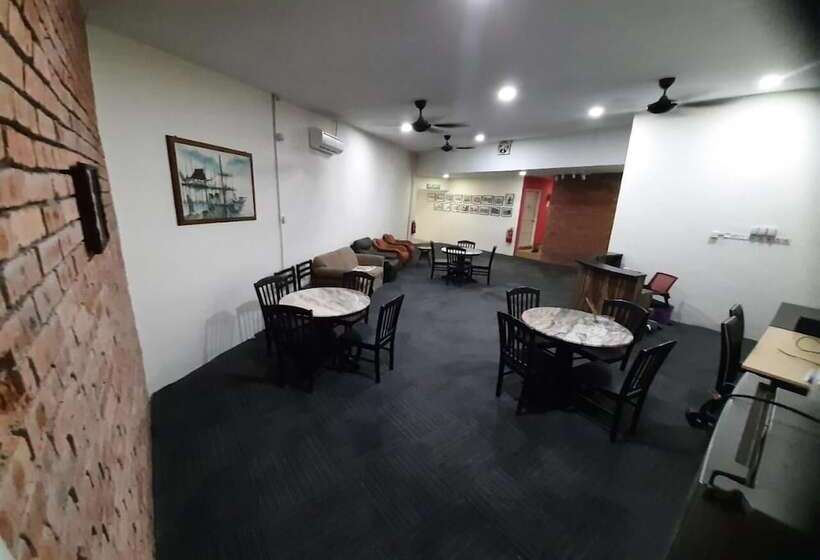 בית מלון כפרי Mn Ferringhi Inn