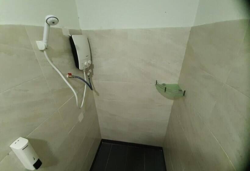 בית מלון כפרי Mn Ferringhi Inn