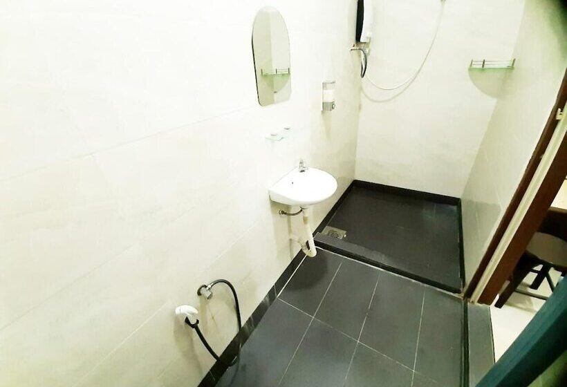 בית מלון כפרי Mn Ferringhi Inn