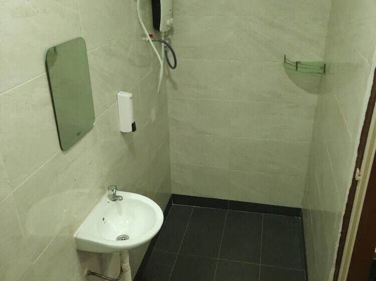 בית מלון כפרי Mn Ferringhi Inn