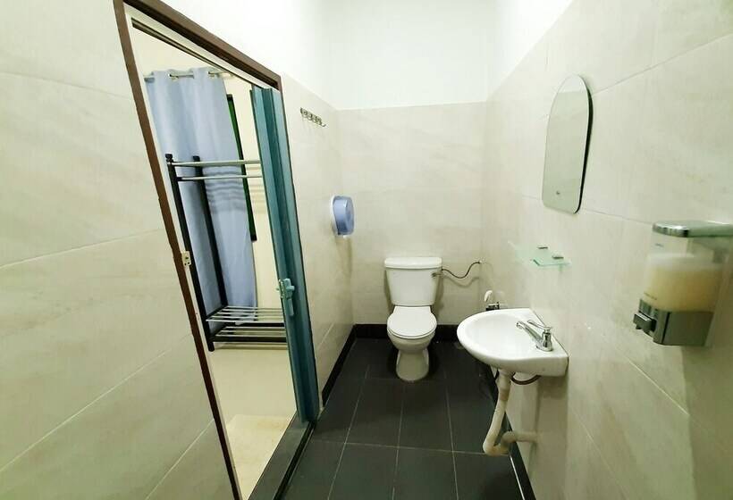 בית מלון כפרי Mn Ferringhi Inn