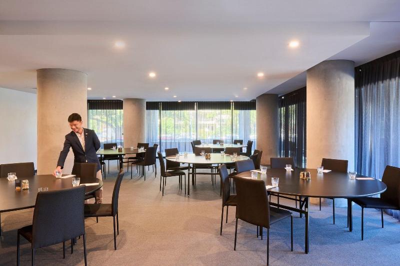 Midnight Hotel, Autograph Collection