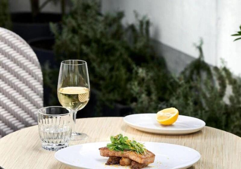 Midnight Hotel, Autograph Collection