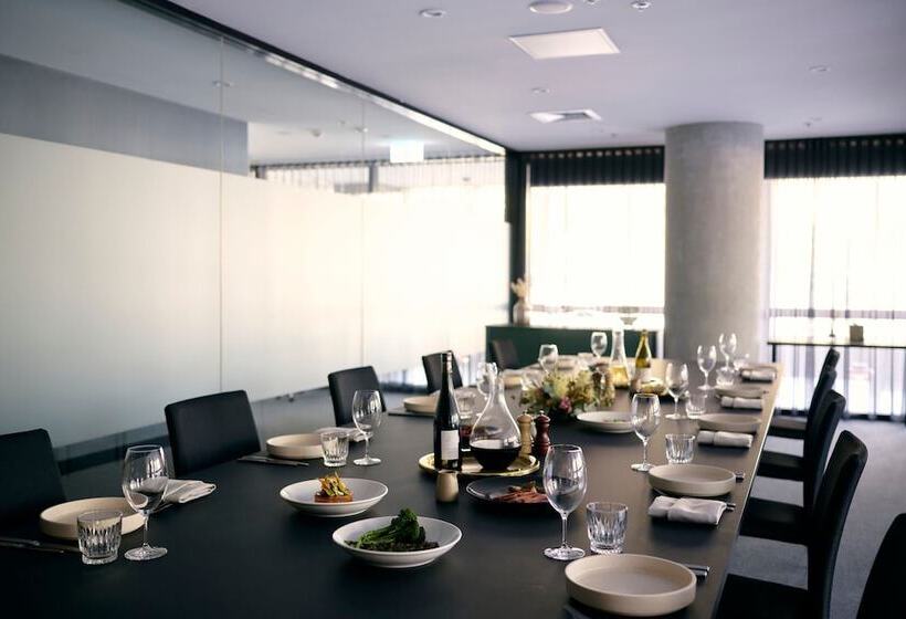 Midnight Hotel, Autograph Collection