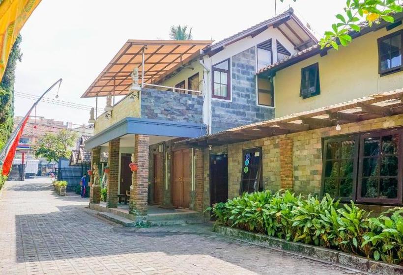 Общежитие Cemara Asri By Oyo Rooms