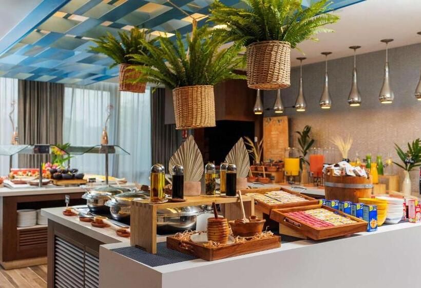 בית מלון כפרי Avani Cancún Airport