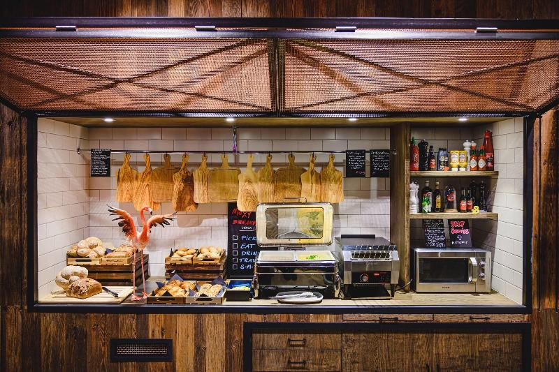 هتل Moxy Poznań Airport