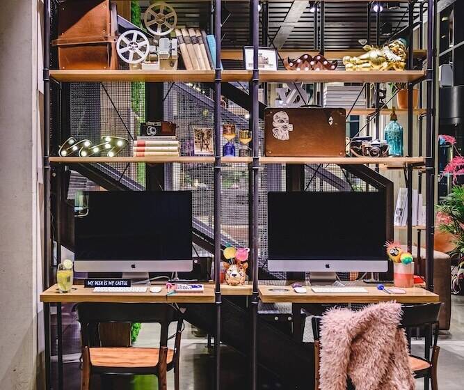 هتل Moxy Poznań Airport