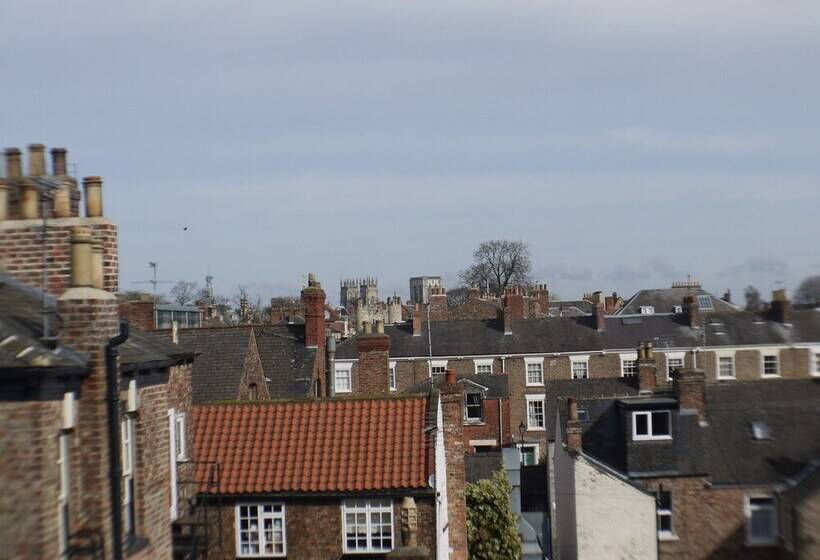 Mcmillan House Studio Apartments