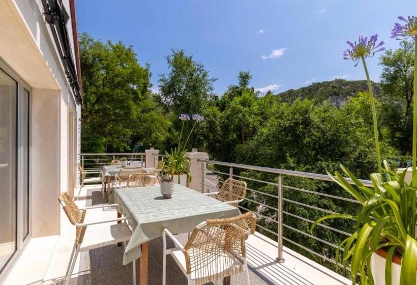 פנסיון Scardona Park Luxury Accommodation