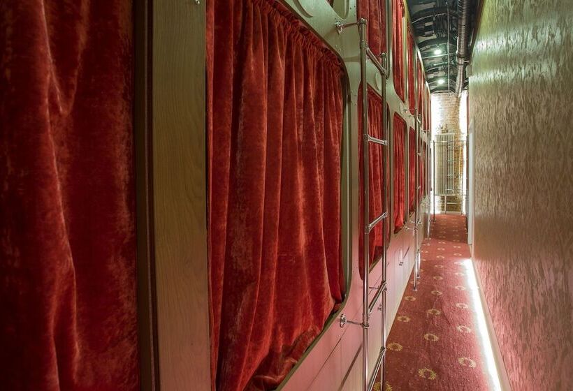 ユースホステル Nevsky Capsule