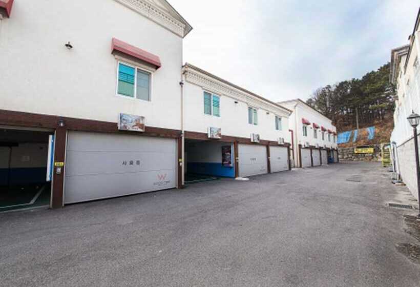 Belita N Goodtime Drivein Motel