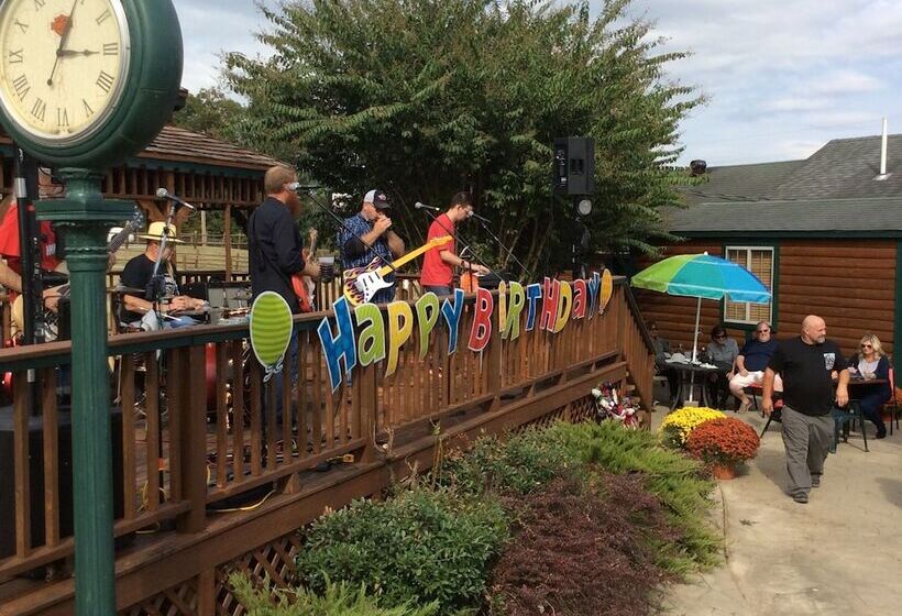 ホテル Bullwinkles Rustic Lodge