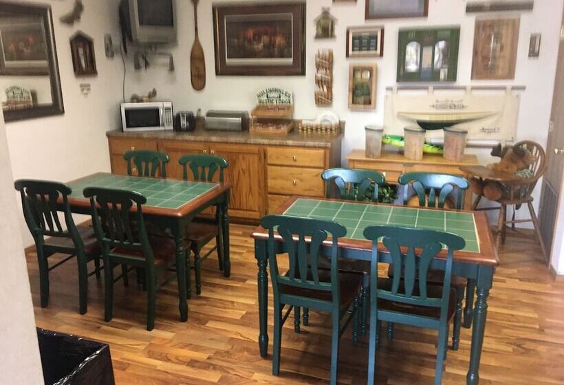 ホテル Bullwinkles Rustic Lodge