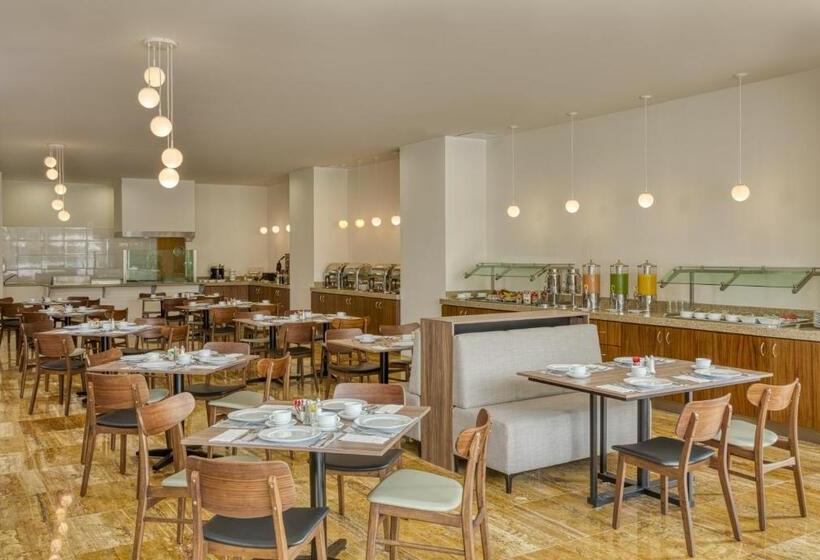 ホテル Fiesta Inn Guadalajara Periferico Poniente