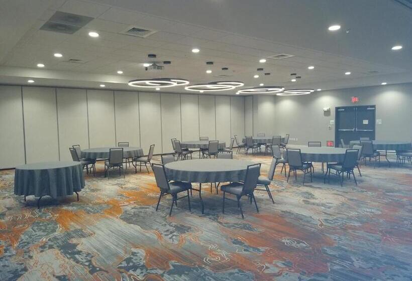Отель Holiday Inn Kansas City Northeast, An Ihg