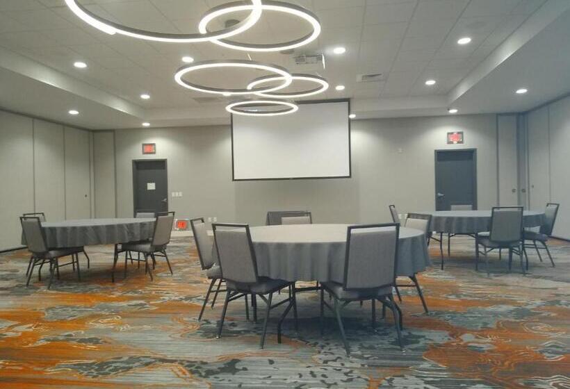 Отель Holiday Inn Kansas City Northeast, An Ihg
