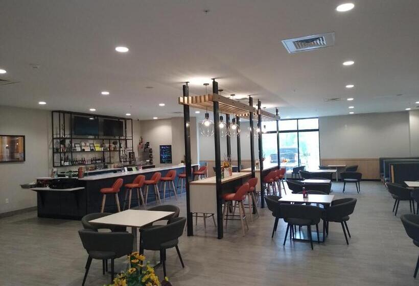 Отель Holiday Inn Kansas City Northeast, An Ihg