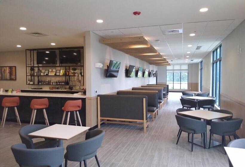 Отель Holiday Inn Kansas City Northeast, An Ihg