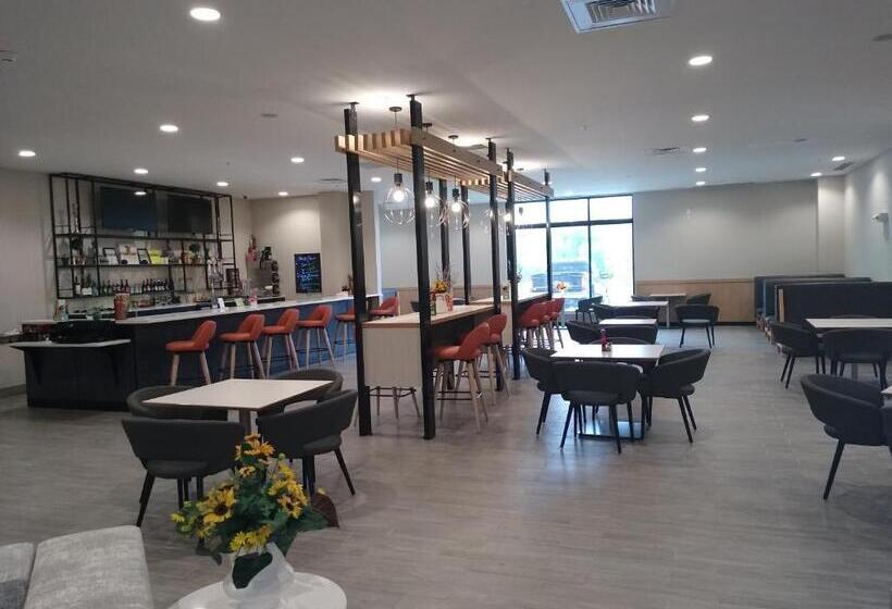 Отель Holiday Inn Kansas City Northeast, An Ihg