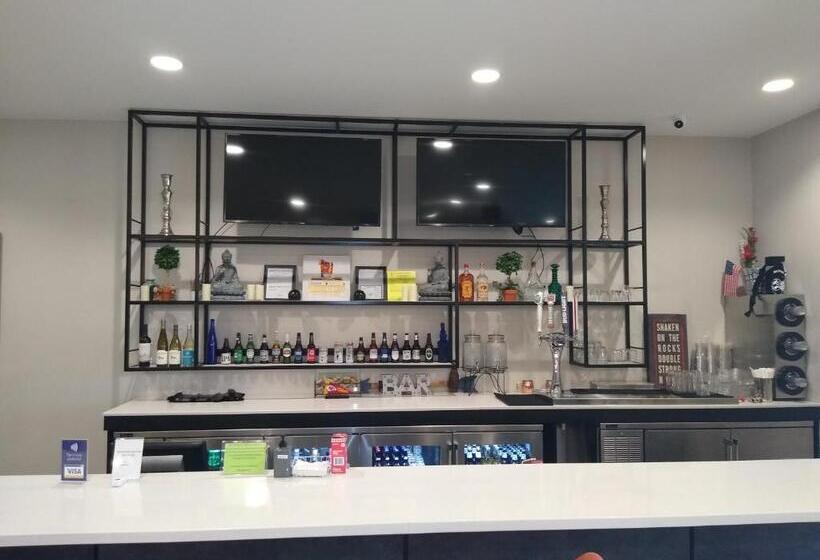 Отель Holiday Inn Kansas City Northeast, An Ihg