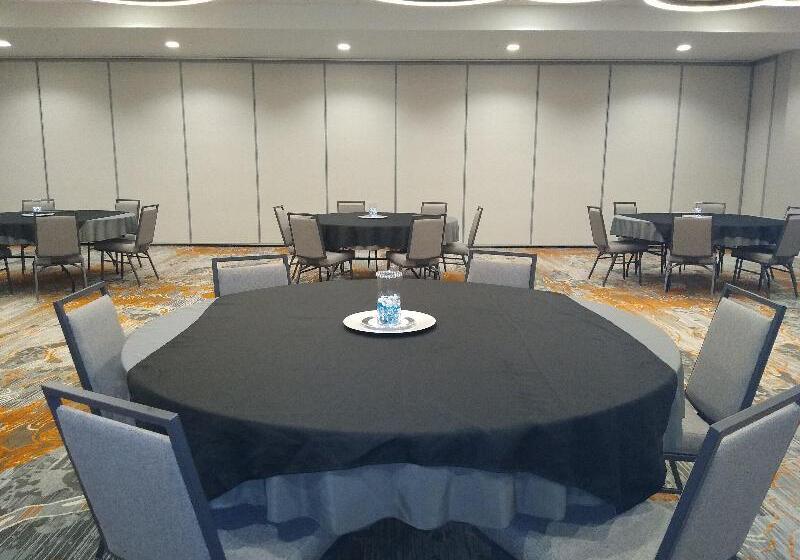 Отель Holiday Inn Kansas City Northeast, An Ihg