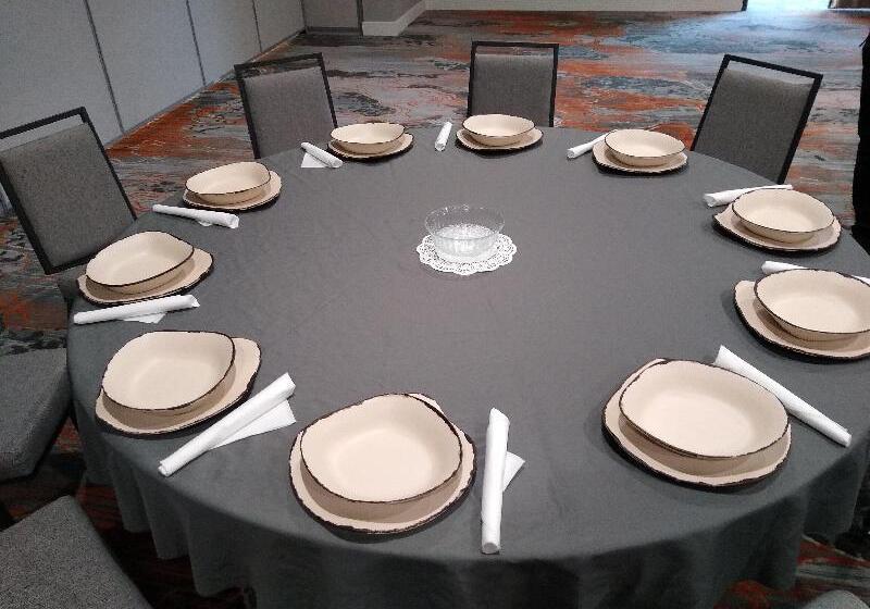 Отель Holiday Inn Kansas City Northeast, An Ihg