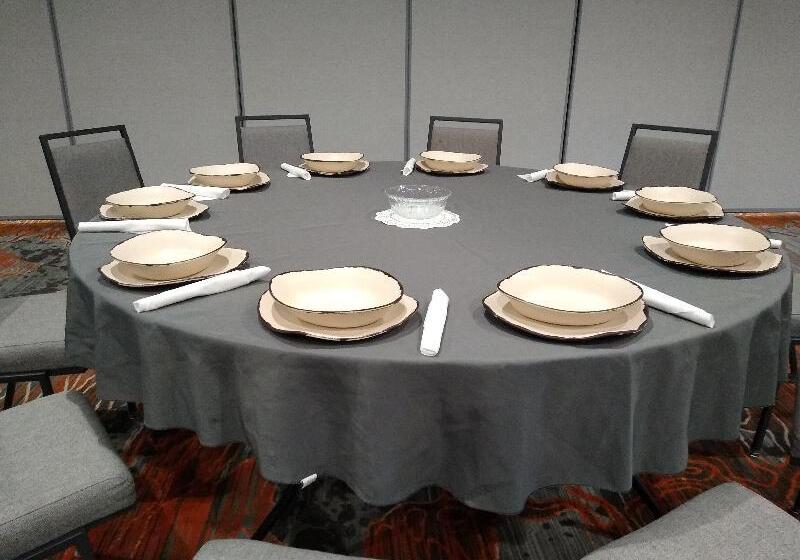 Отель Holiday Inn Kansas City Northeast, An Ihg