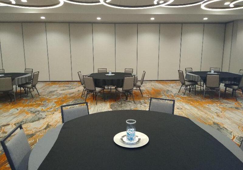 Отель Holiday Inn Kansas City Northeast, An Ihg