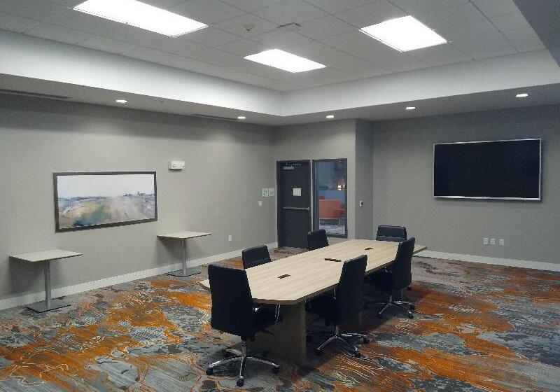 Отель Holiday Inn Kansas City Northeast, An Ihg