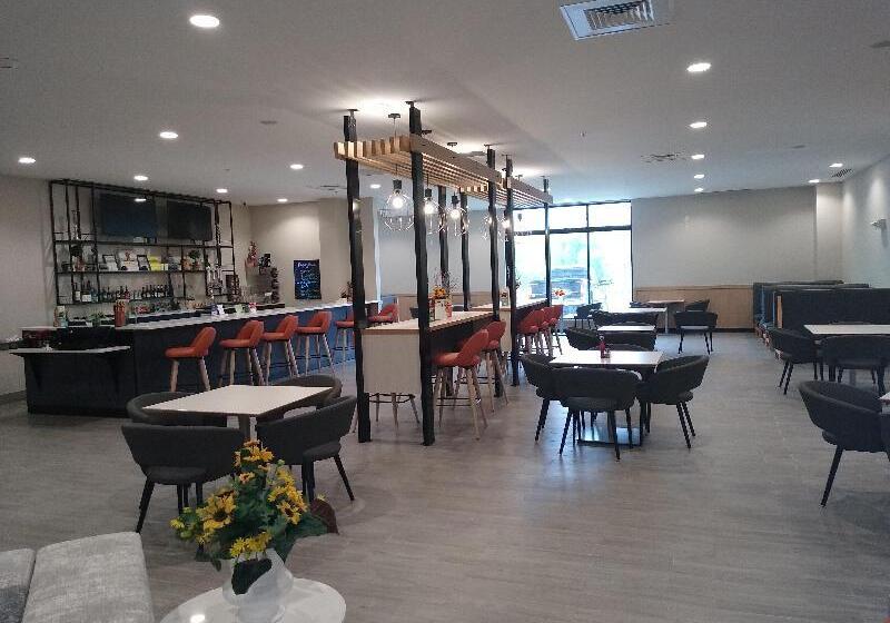 Отель Holiday Inn Kansas City Northeast, An Ihg