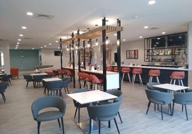 Отель Holiday Inn Kansas City Northeast, An Ihg