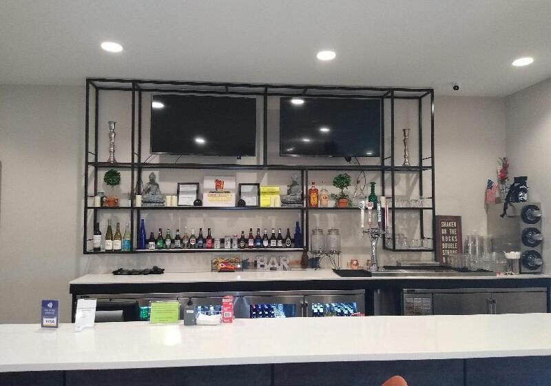 Отель Holiday Inn Kansas City Northeast, An Ihg