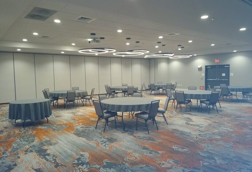 Отель Holiday Inn Kansas City Northeast, An Ihg