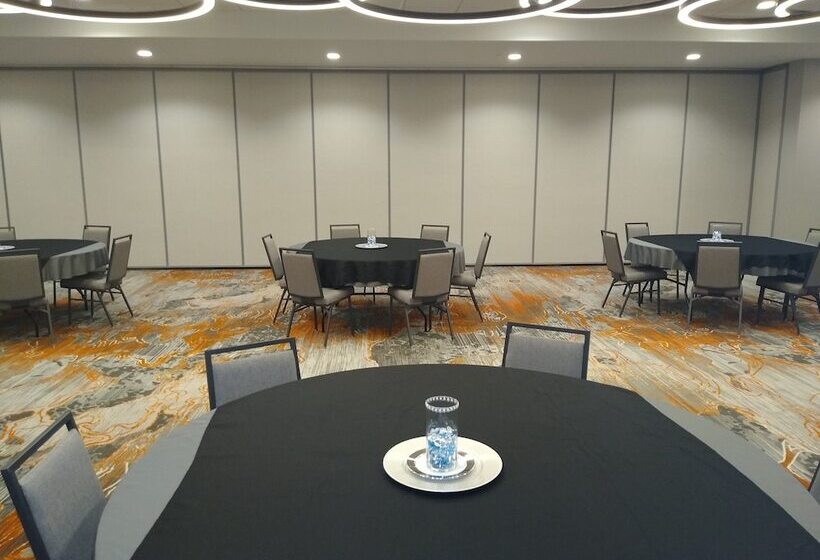 Отель Holiday Inn Kansas City Northeast, An Ihg